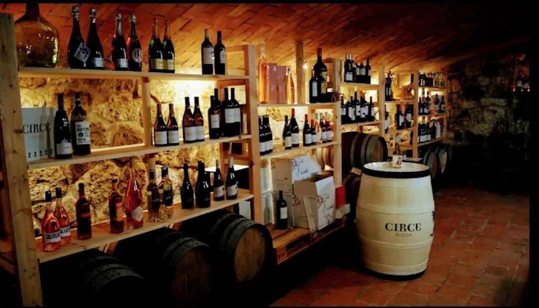 Selección de vinos y bebidas en la bodega