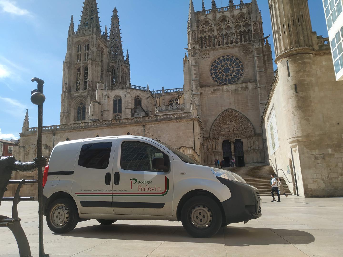 Vehículo de reparto de Bodegas Perlovin frente a la Catedral de Burgos